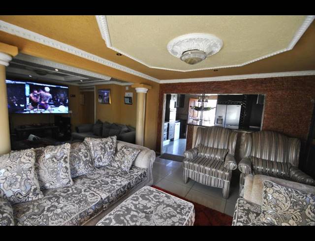 4 BEDROOM HOUSE FOR SALE IN VOSLOORUS
